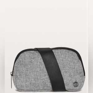 Lululemon Everywhere Belt Bag *1L
Heathered Black / Black
